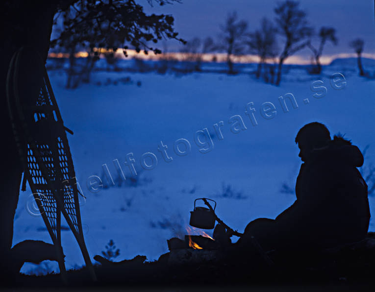 ambience pictures, atmosphere, camp fire, coffee break, coffee pot, coffeemaking, evening, evening light, fire, fire, lgerliv, outdoor life, rackets, snowshoes, relaxation, seasons, snow shoes, sport, stmmning, various, wild-life, winter ambience, winter landscape