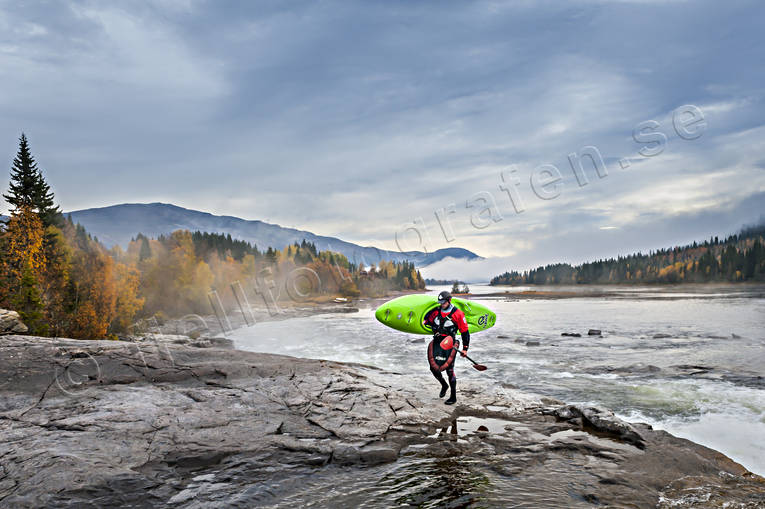 autumn, forskajak, Indal river, Jamtland, kanotist, kayak, stream, stream, Tegefors, tube, paddle, watercourse