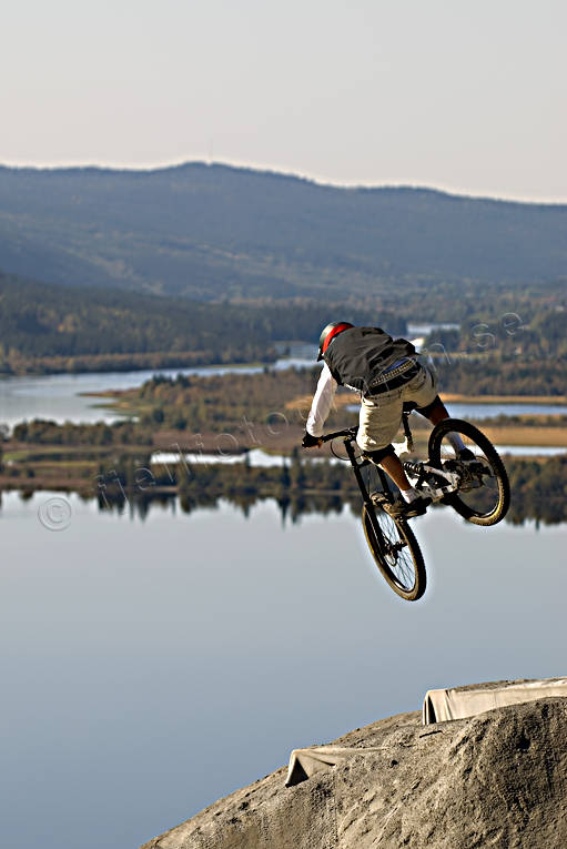 Are lake, bicyclist, bike, bike, biking, downhill, jump, mountainbike, speed, summer, ventyr