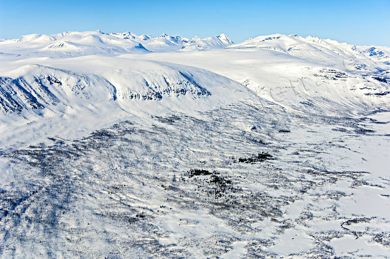 aerial photo, aerial photo, aerial photos, aerial photos, Brddegiehtje, drone aerial, drnarbild, drnarfoto, landscapes, Lapland, Lulep Suobbatjavrre, mountains, spruce stands, Suobbattjhkk, winter
